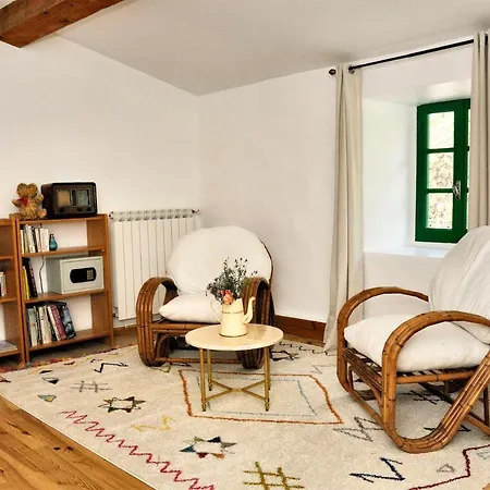 Domaine-vignoble-piscine-jacuzzi-sauna Villa *