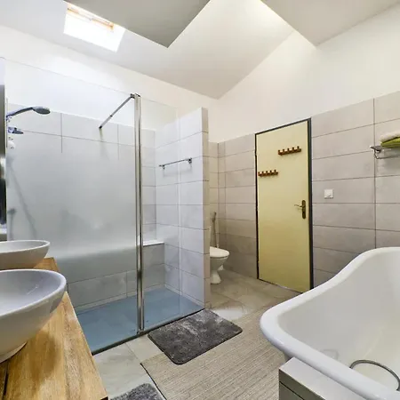 Villa Domaine-vignoble-piscine-jacuzzi-sauna Roquetaillade