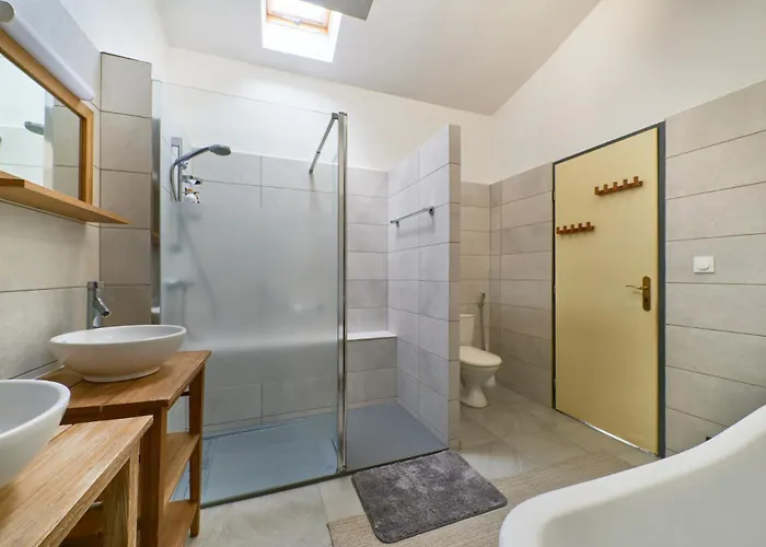Domaine - Vignoble - Jacuzzi - Sauna - 14 A 18 Pers Roquetaillade